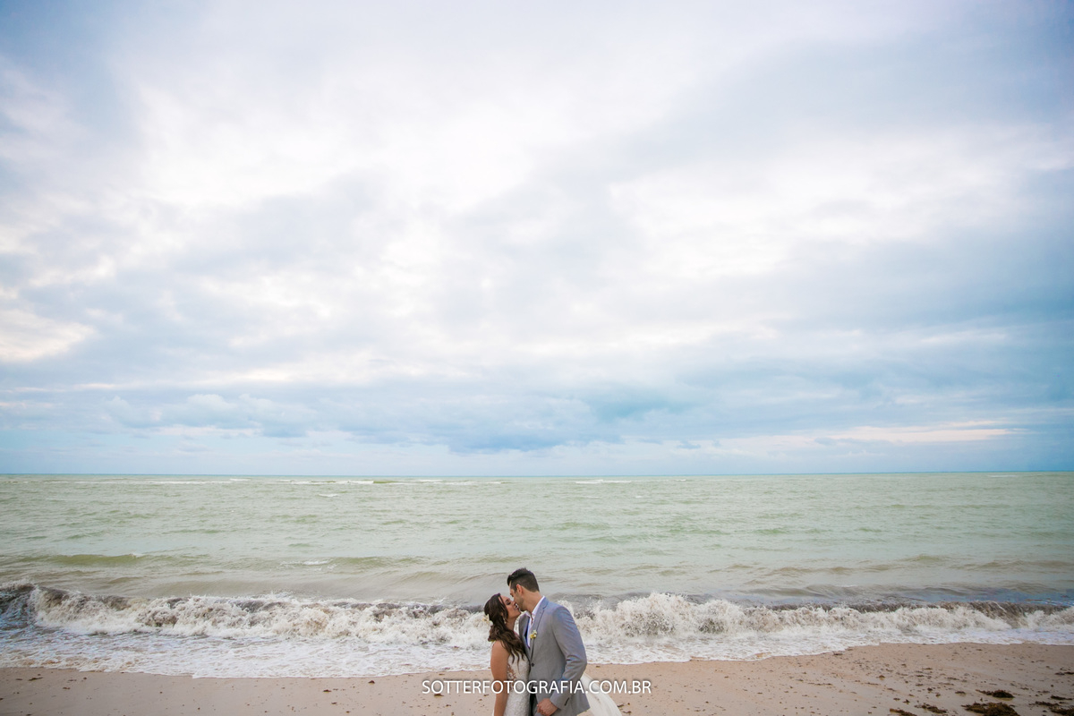noiva em ensaio na frente do mar no dia do casamento com a sotter fotografia