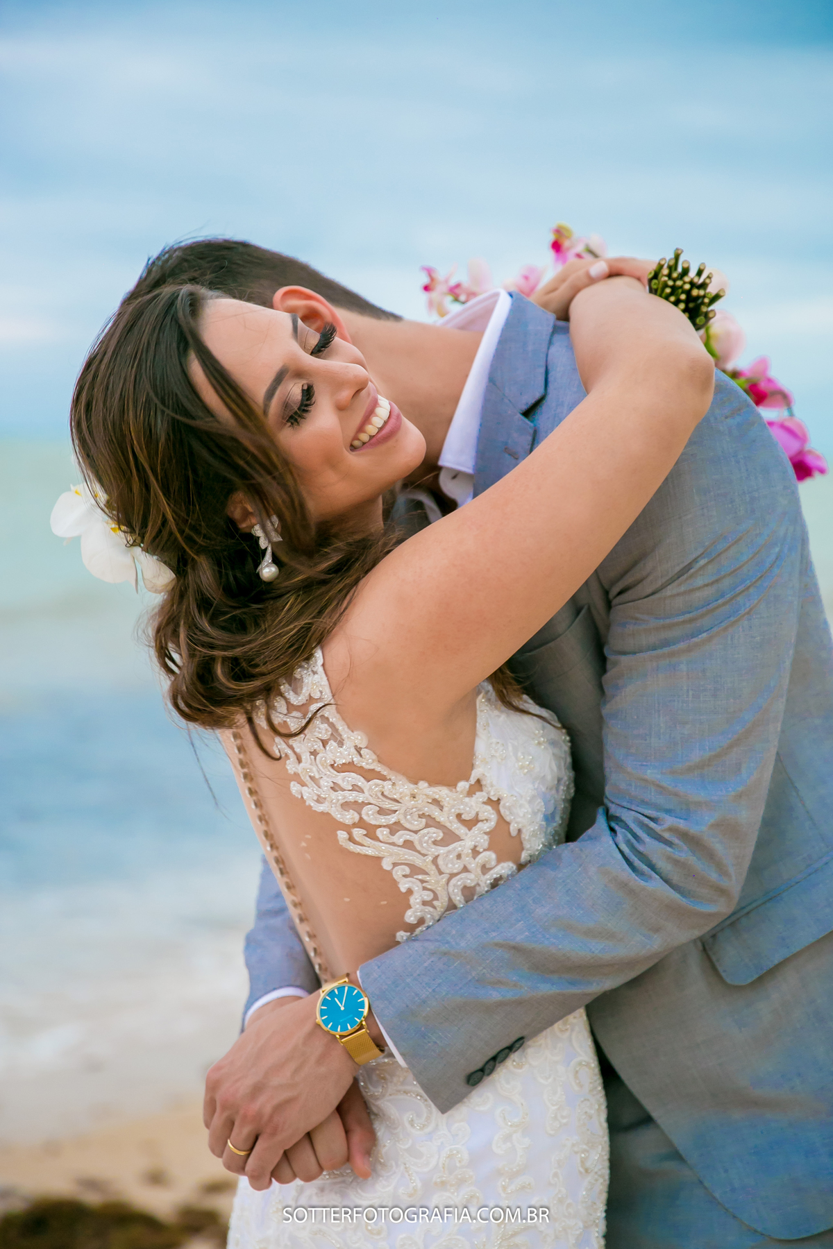 noiva sorrindo no dia do casamento em ensaio na praia sotter fotografia fotografos de casamento 