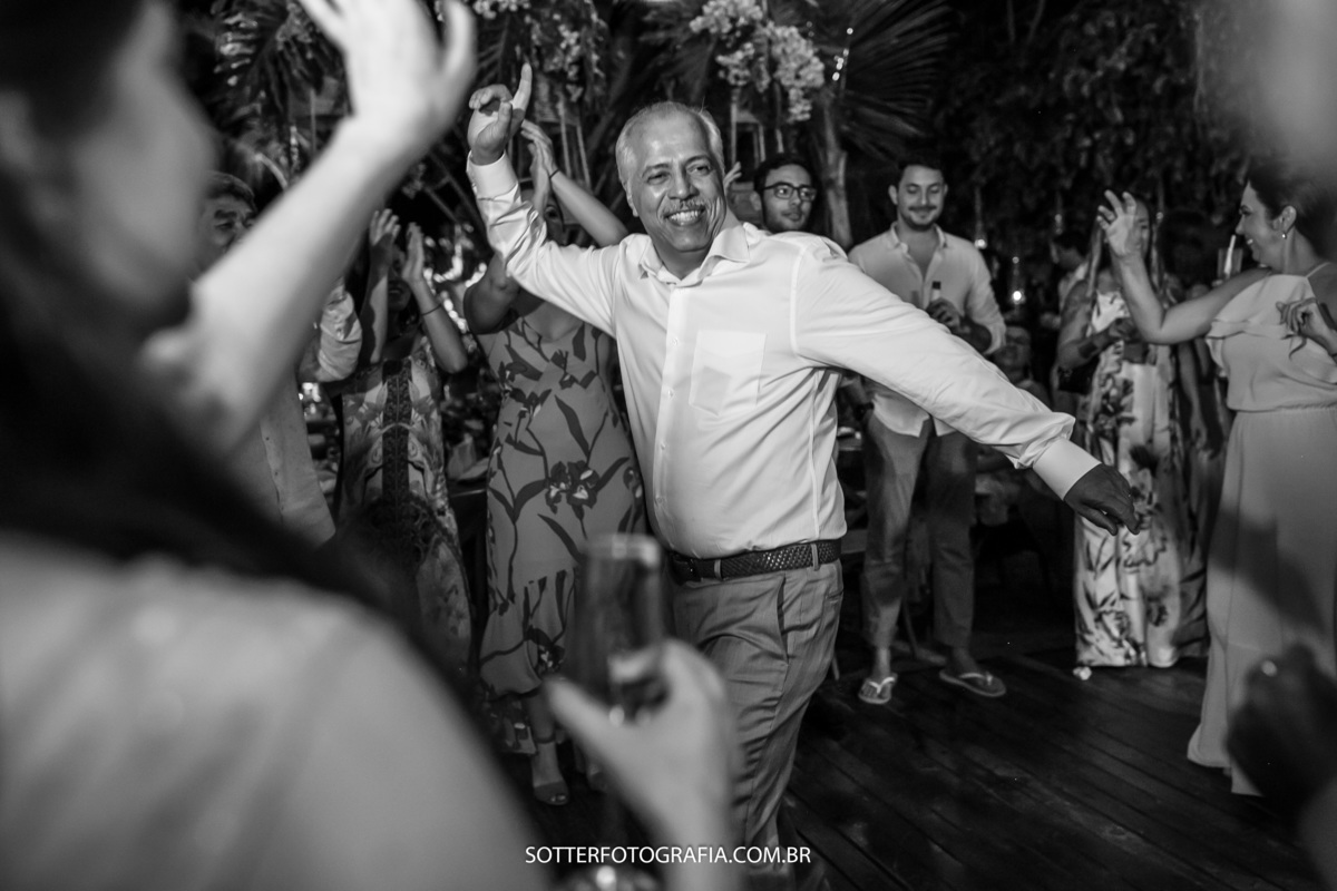 pai da noiva dancando na pista de danca