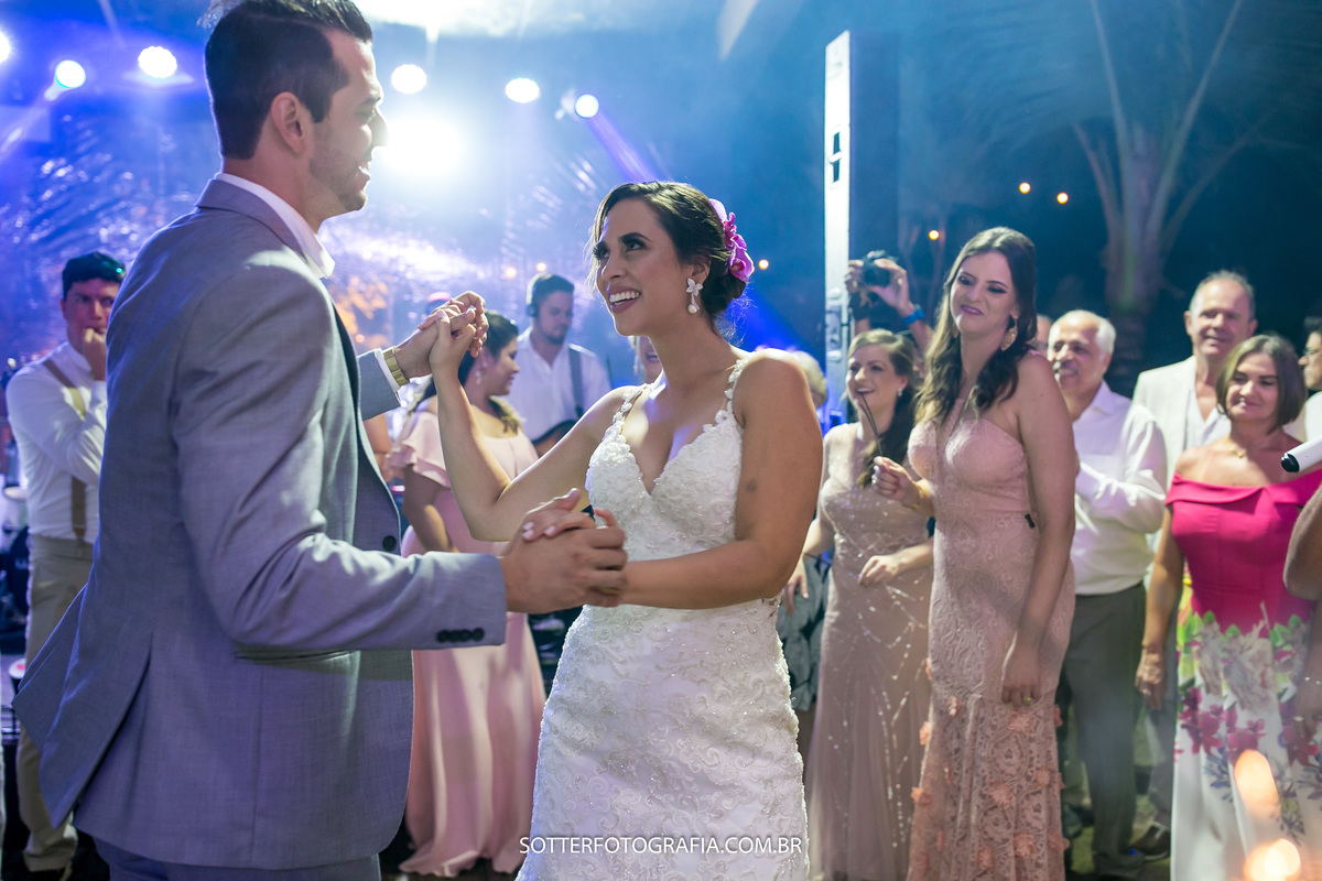 noivo e noiva na pista de danca sotter fotografia