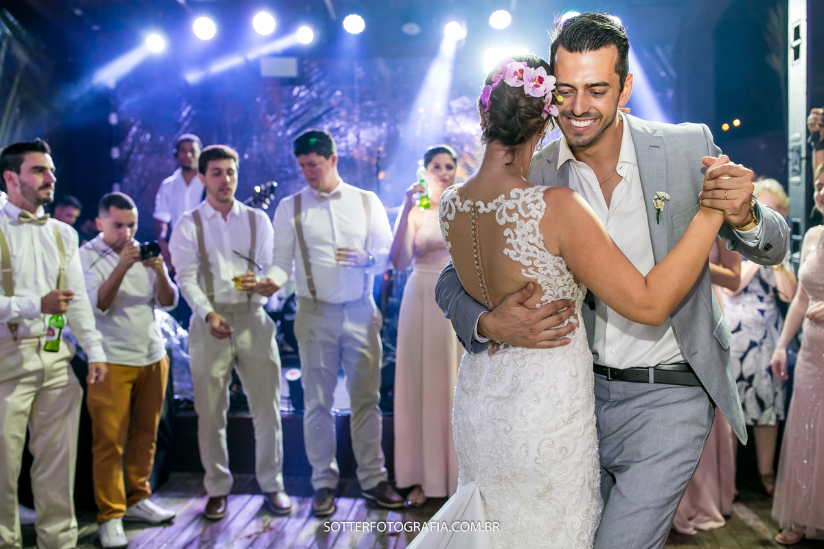noiva e noia danando na pista de dança em arraial dajuda