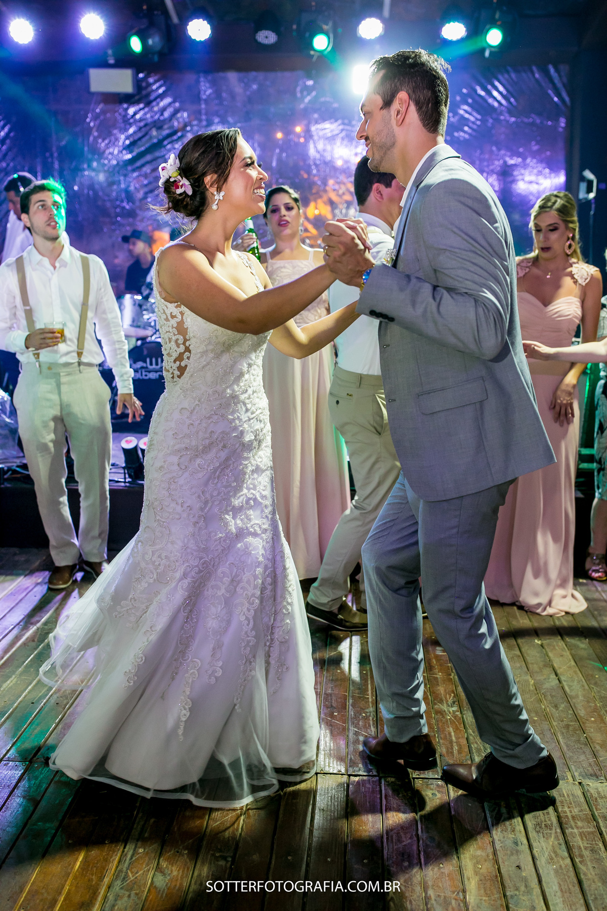 noivos dancando na pista de dança sotter fotografia fotografos de casamento 