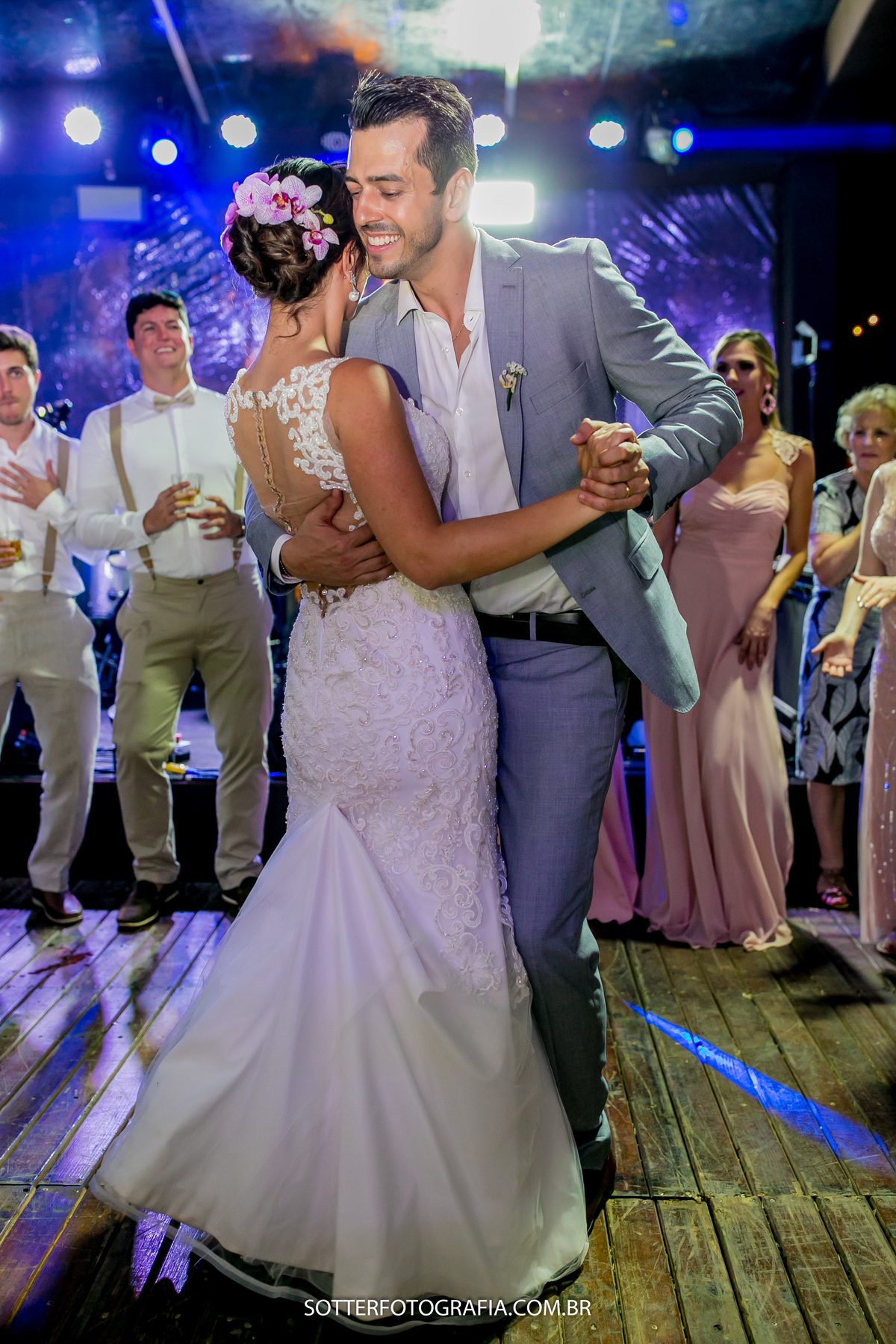 noivos dancam em pista de dança no dia do casaemento sotter fotografia fotografos