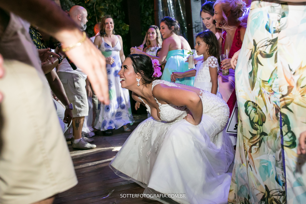 noiva se divertindo muito sotter fotografia fotografos de casamento 