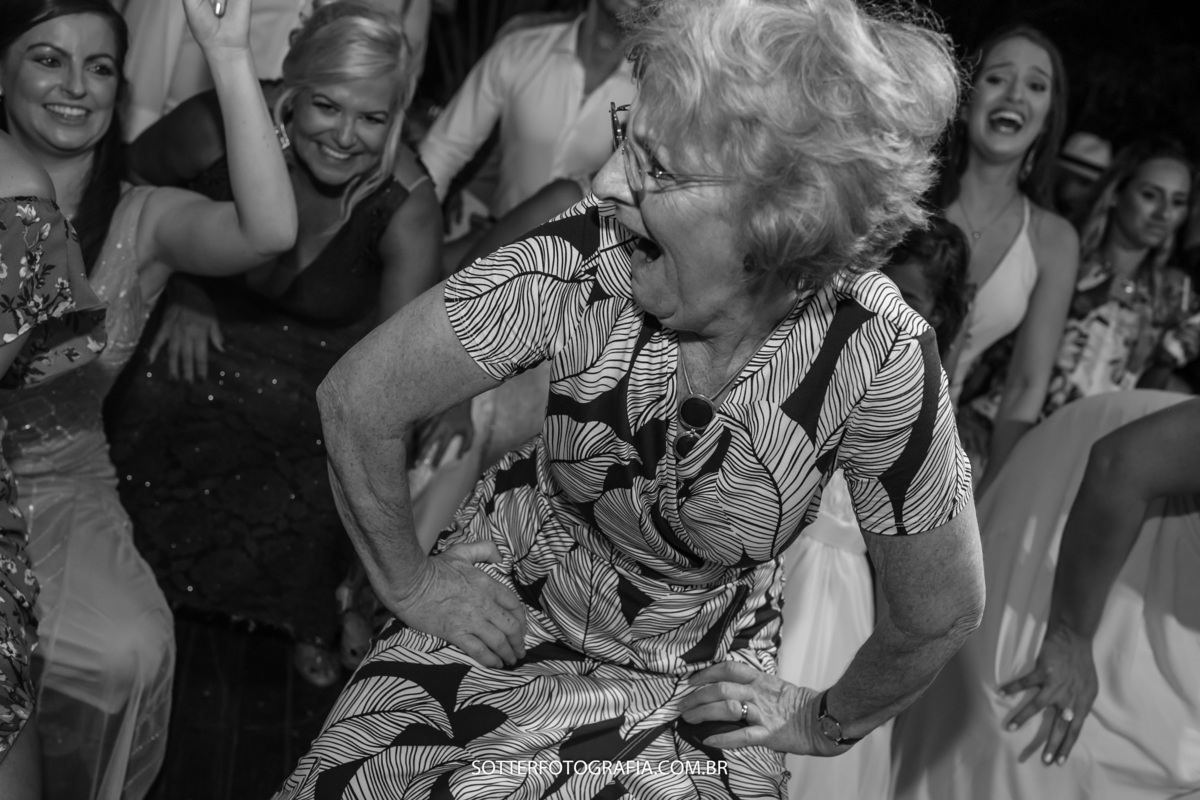 senhora se divertindo em festa de casamento sotter fotografia 