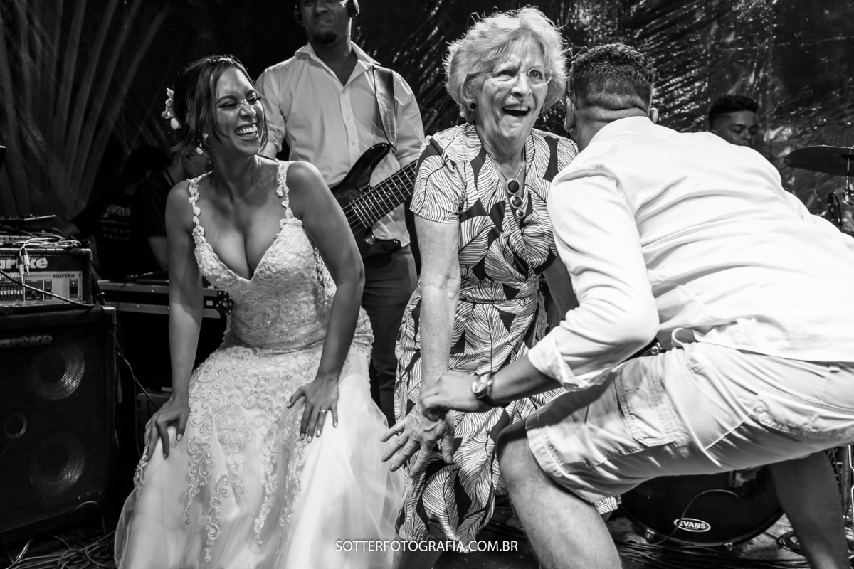 senhora dançando até o chao na pista de dança no dia do casamento sotter fotografia 