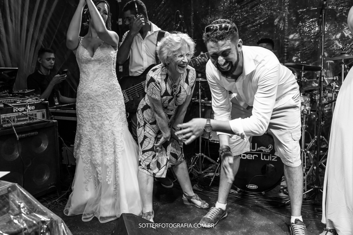 convidados de divertindo em pista de dança no dia do casamento