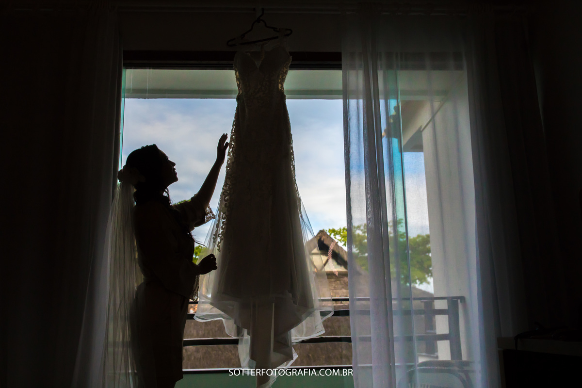 noiva momentos antes com seu vestido contemplando a beleza no dia do seu casamento em arraial sendo fotografada por sotter fotografia 