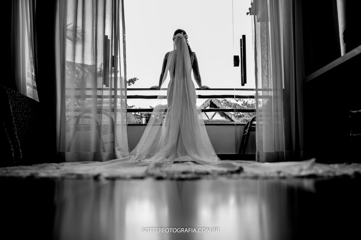 noiva em seu casamento vendo a decoracao linda no dia do casamento com vestido lindo fotografada no grande dia sotter fotografia 