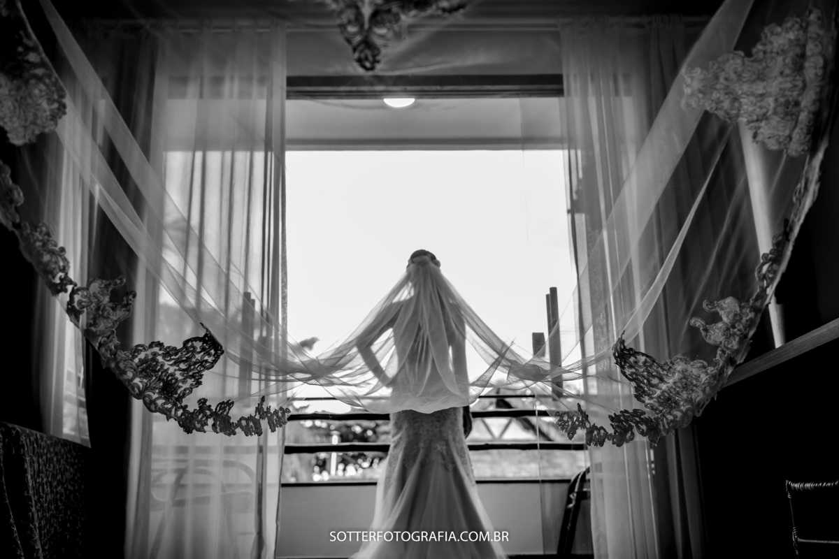 noiva em arraial com seu vestido lindo de casamento com a sotter fotografia 