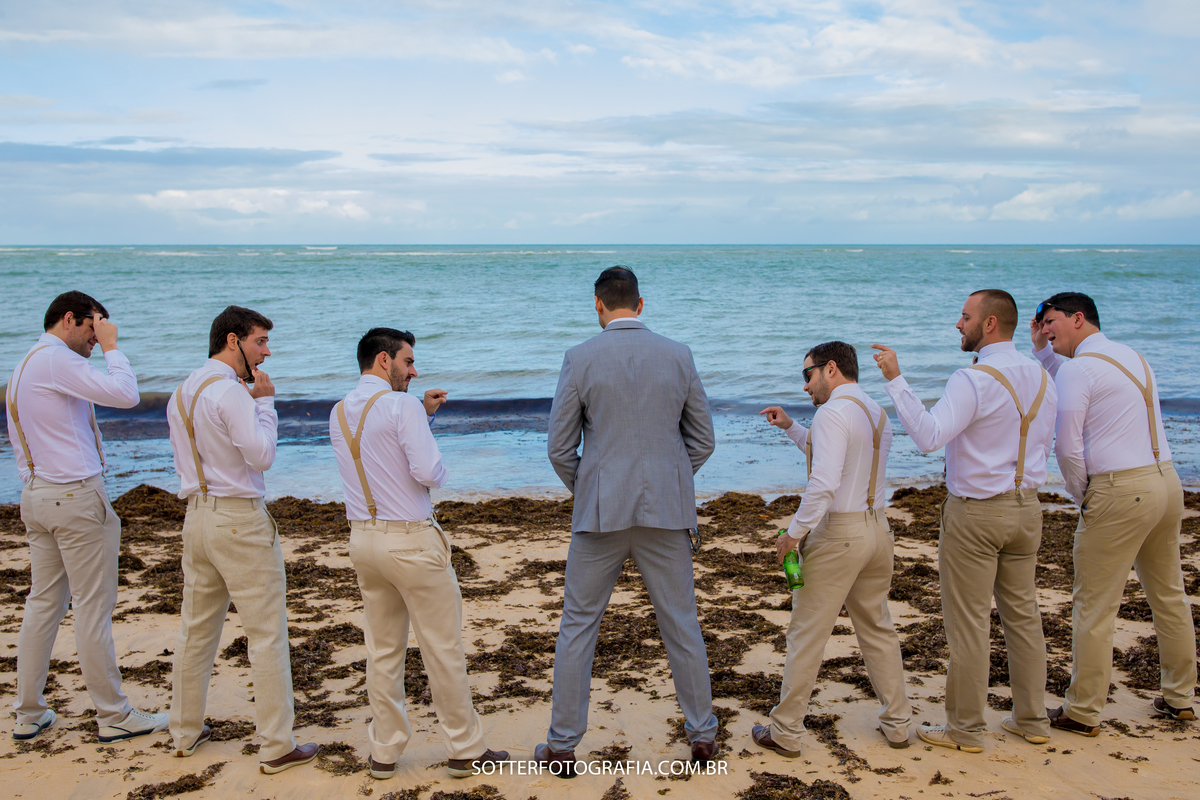 noivo em resenha com padrinhos antes do casamento comemorando o grande dia com a sotter fotografia 