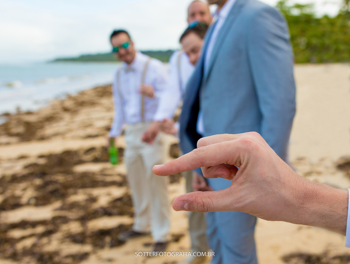 noivo com padrinhos de casamento em arraial dajuda antes da cerimonia com a sotter fotografia