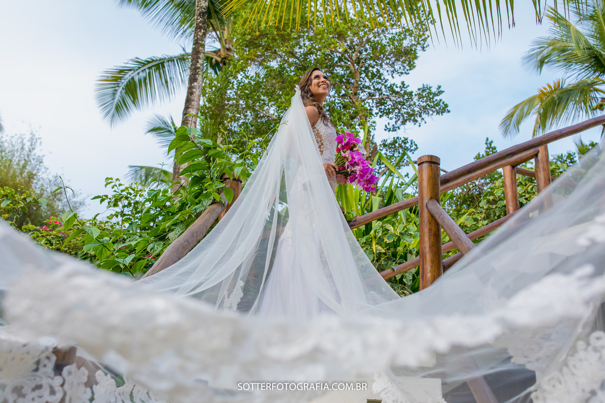 vestido de noiva em arraial dajuda no dia do casamento com os fotografos da sotter fotografia