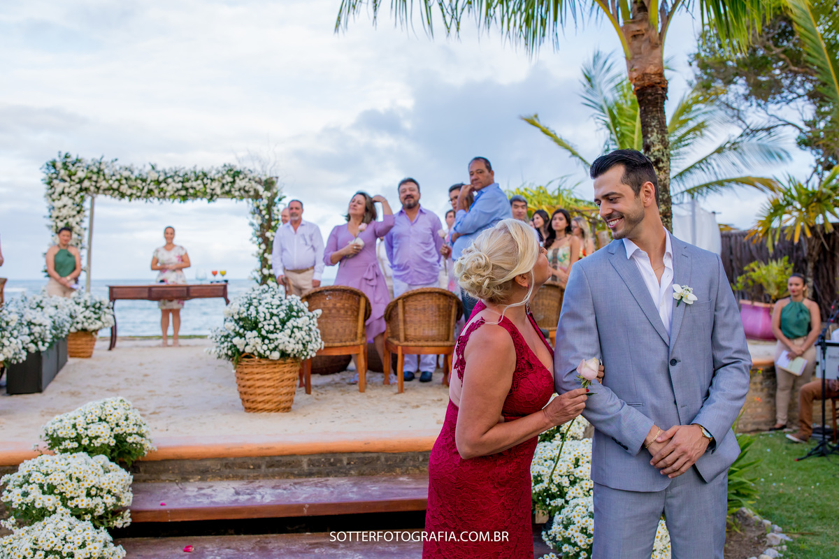 noivo aguardando a nloiva no altar com a mae do noivo do lado fotografos sotter fotografia 