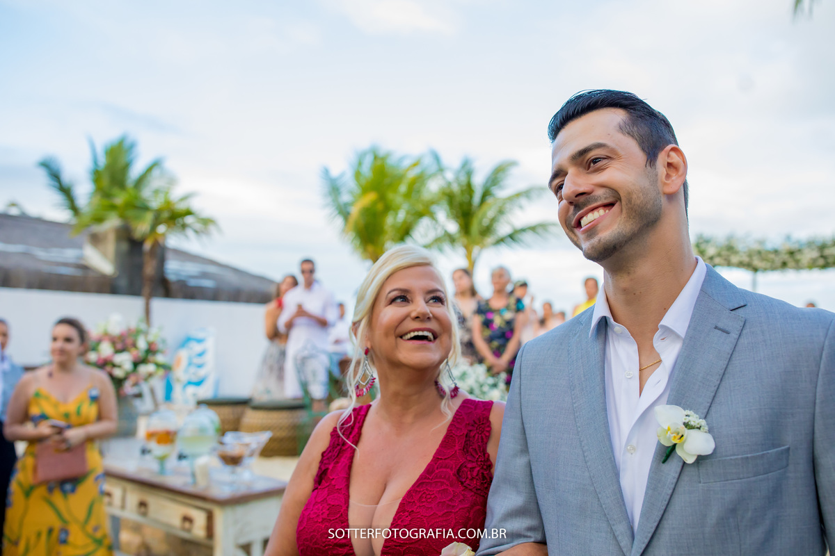noivo sorrindo para noiva no altar sotter fotografia 