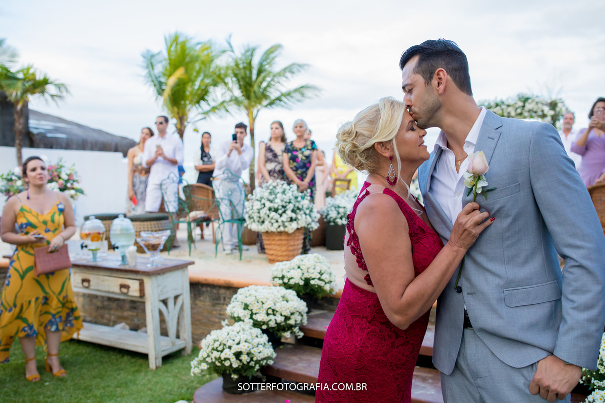 noivo beijando a testa da mae no altar em arraial dajuda sotter fotografou 