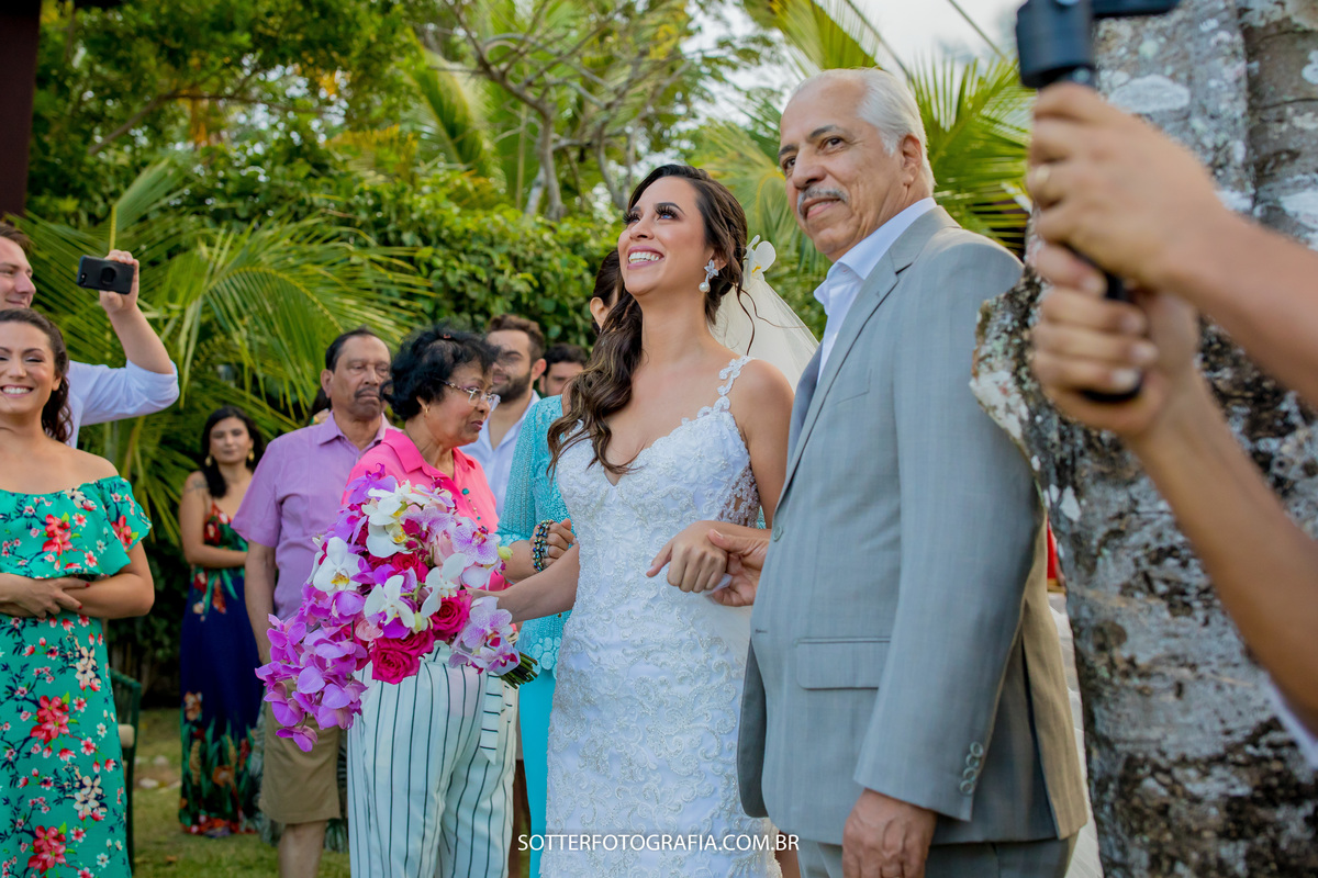 noiva sorridente junto com o pai ao encontrar o noivo no altar sotter fotografia 