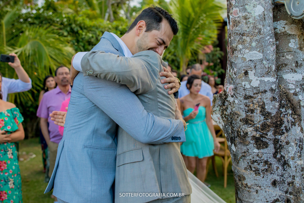noivo emocionado no dia do casamento