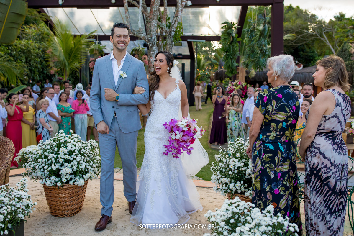 noivo feliz com sua noiva no dia do casamento indo para o altar sotter fotografia fotografos de casamento