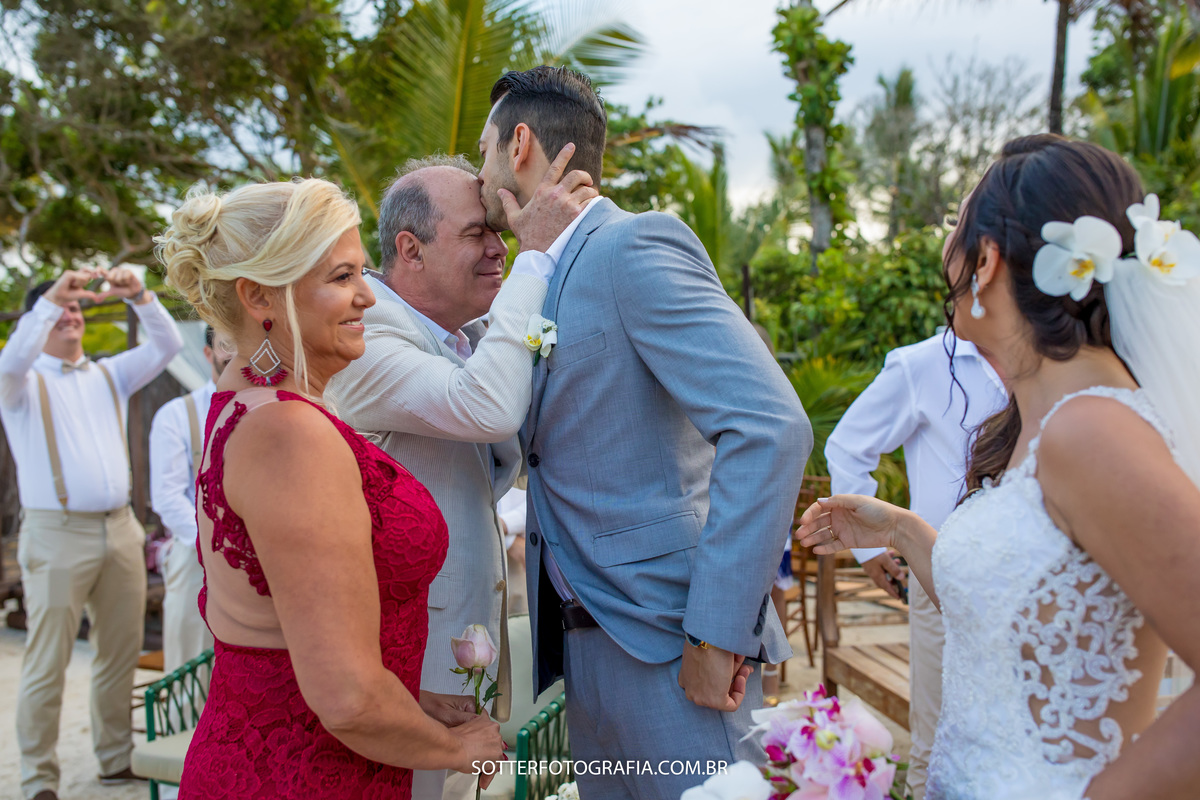 familia da noiva no altar no dia do casamento 