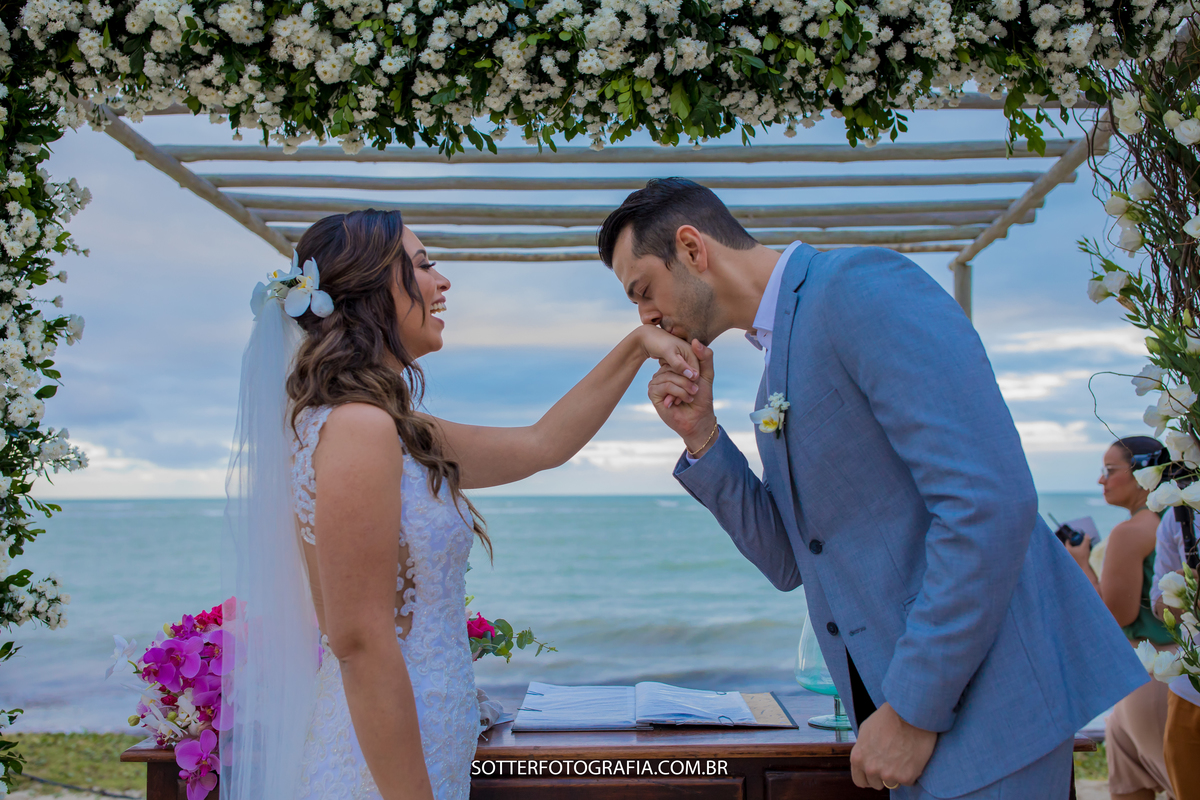 noivo beija mao da noiva na cerimonia 