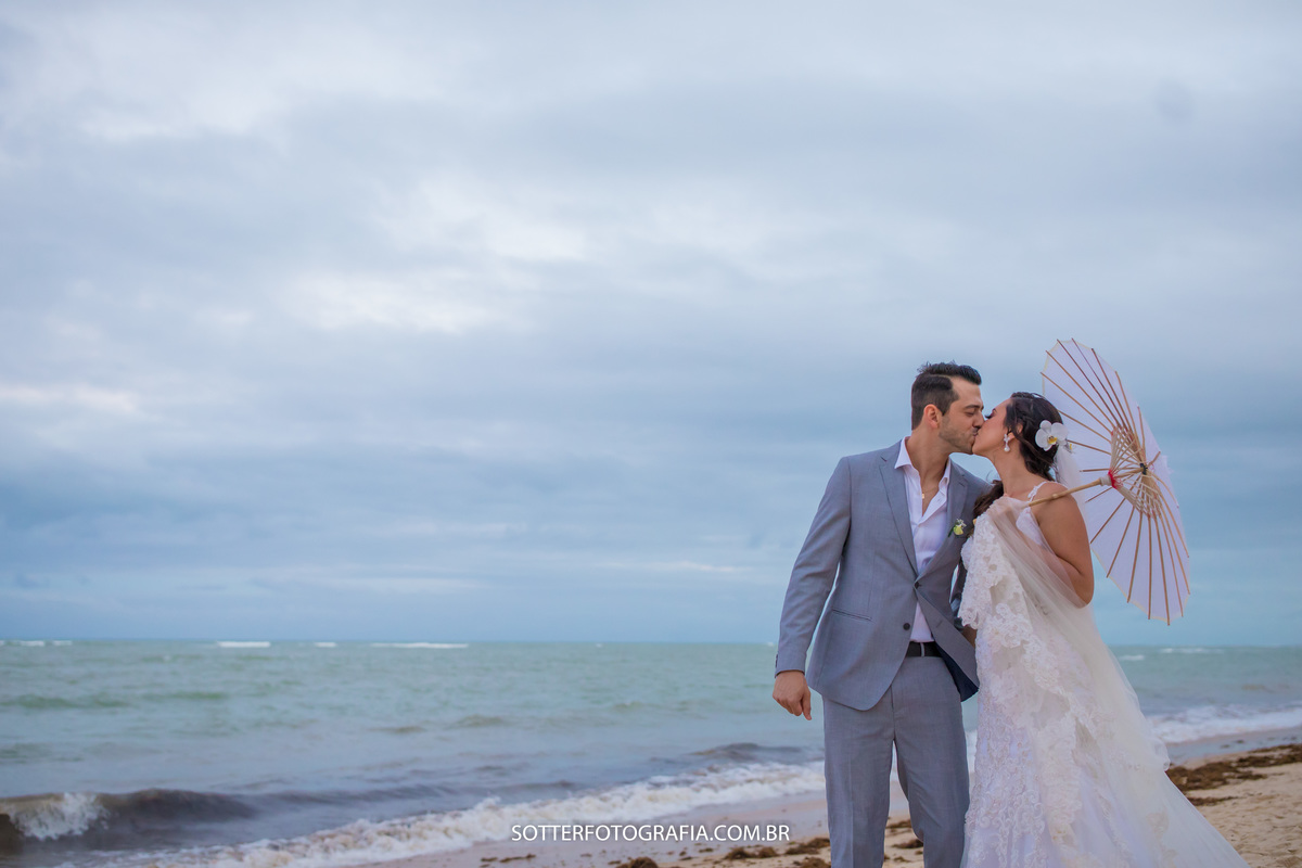 ensaio pos casamento dos noivos na praia em arraial dajuda