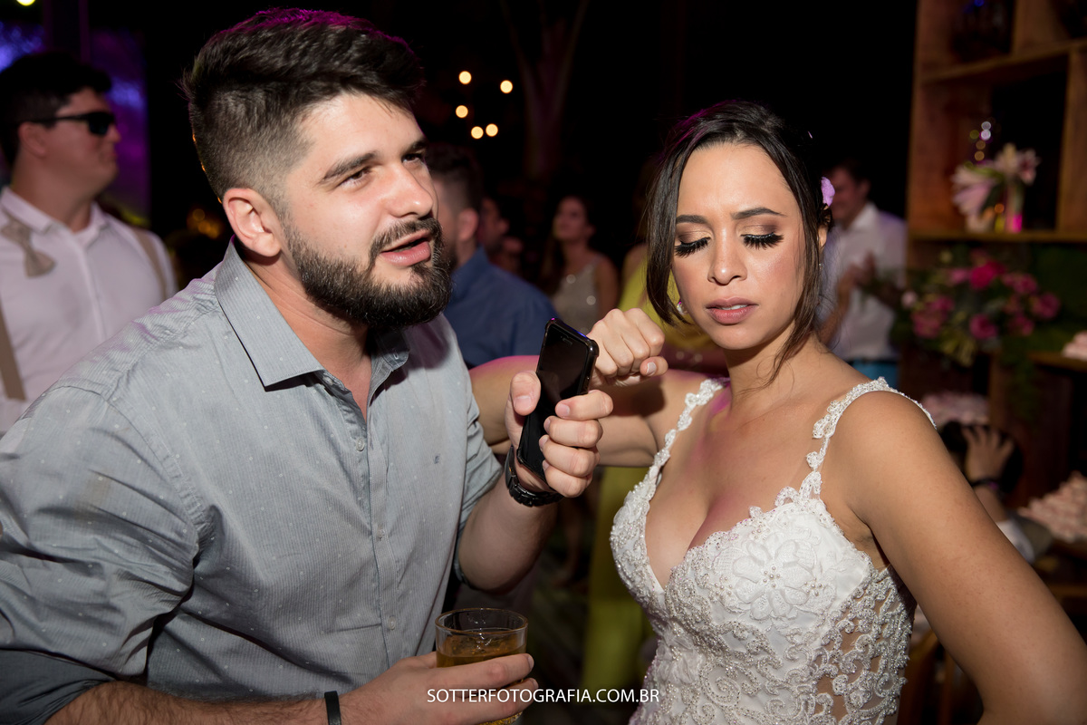 noiva e amigos na pista de danca sotter fotografia fotografos de casamento 