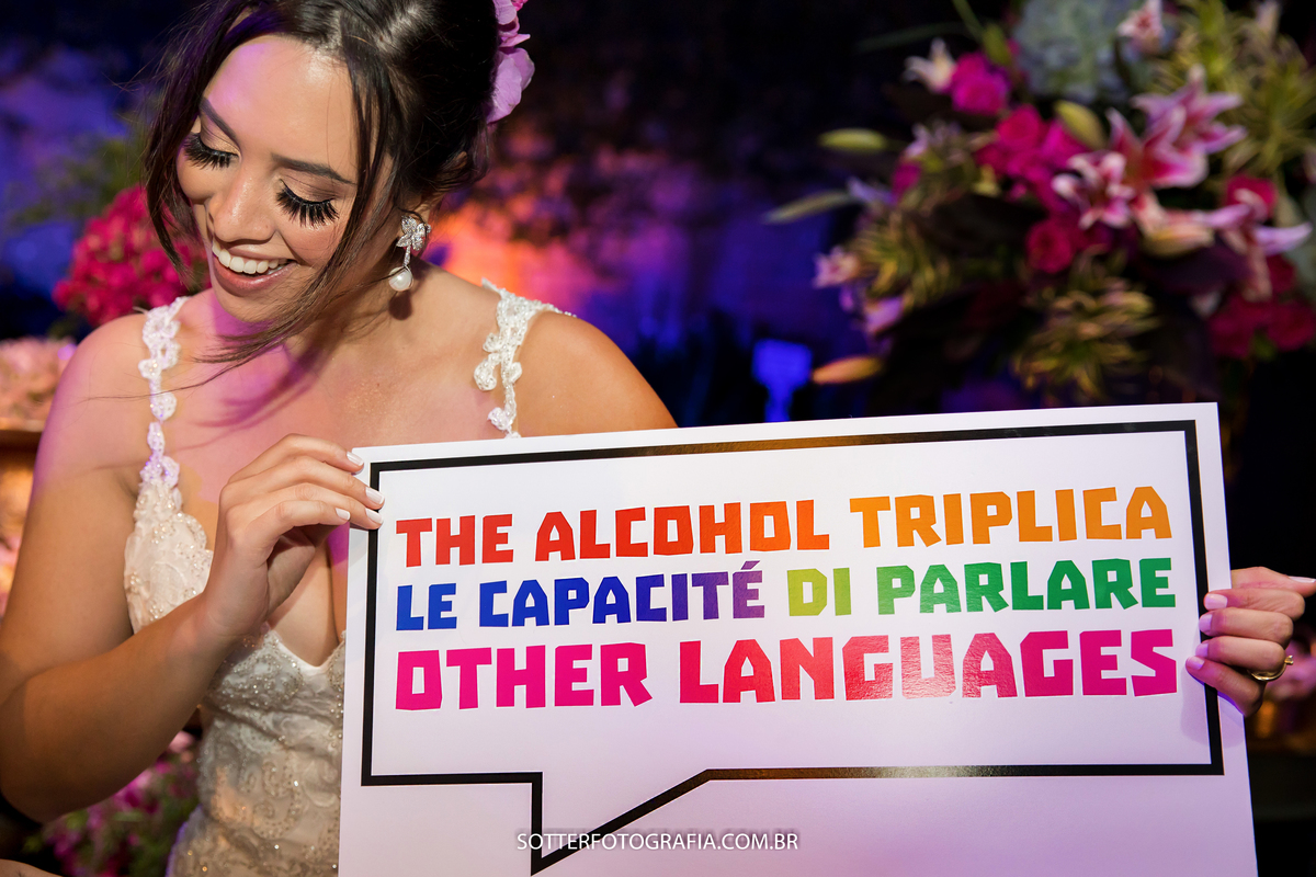 noiva com placa no dia do casamento 