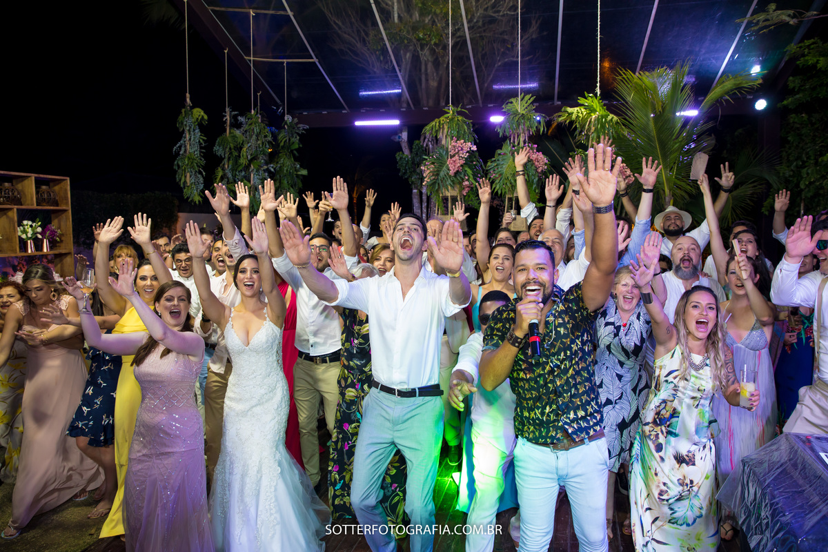 festa alegre com convidados no dia de casamento com a banda 