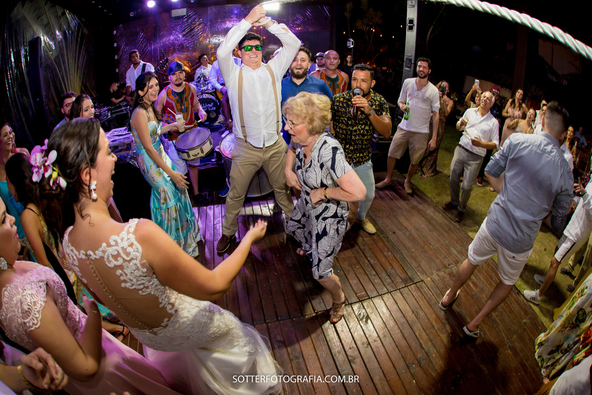 noiva dançando em sua festa de casamento em arraial dajuda sotter fotografia fotografos de casamento