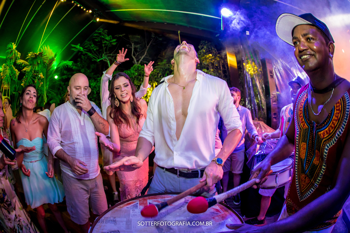 noivo tocando percussão no dia do casamento em festa sotter fotografia fotografos de casamento 