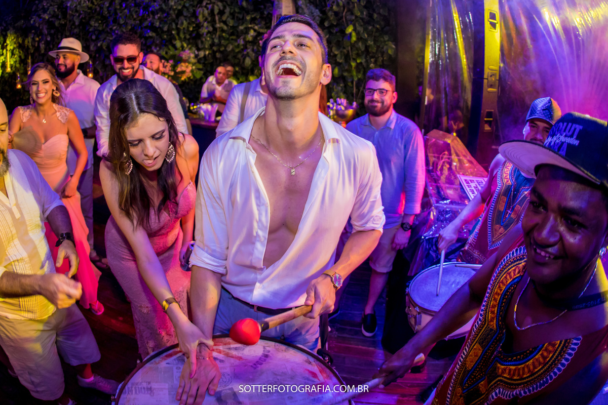 noivo participando de festa de casamento sotter fotografia 