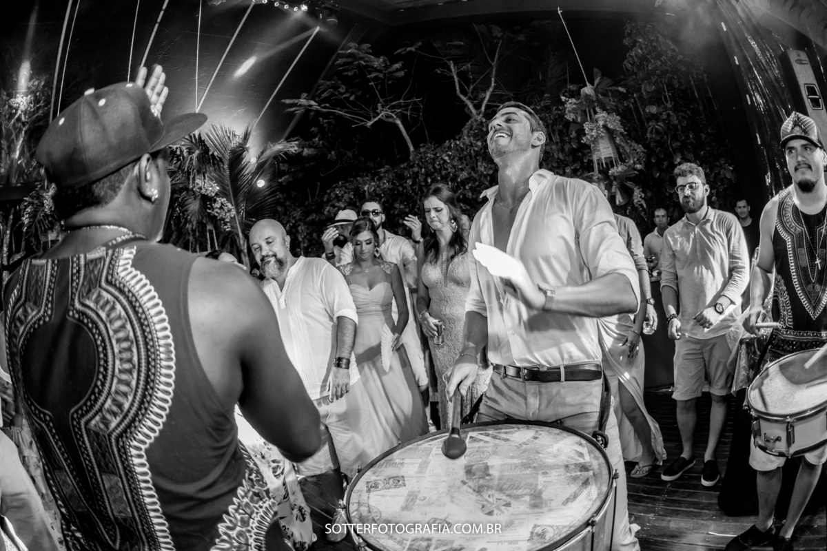 noivo no dia da festa do casamento em arraial dajuda 