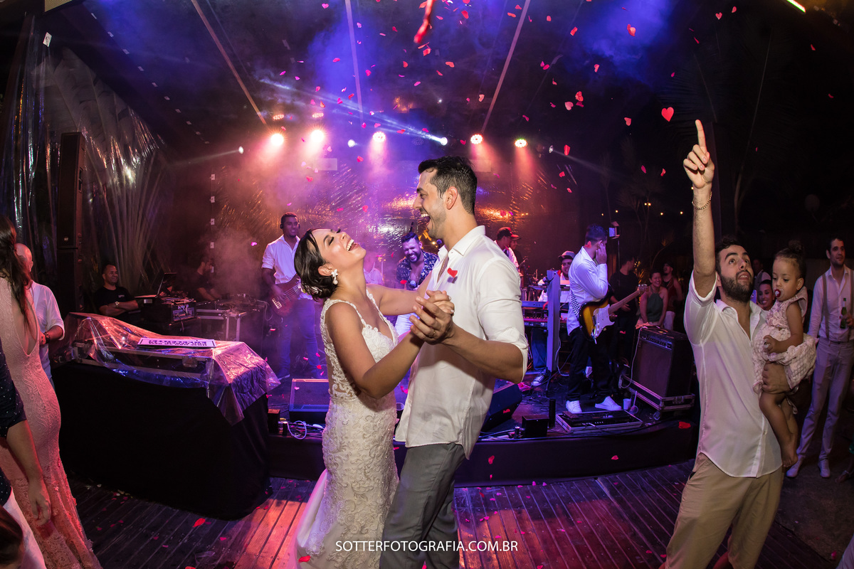 noiva feliz na pista de danca em arraial dajuda