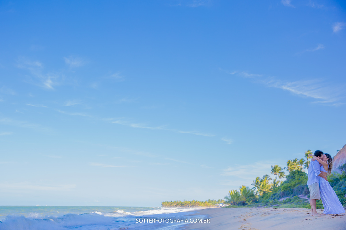 ensaio na praia com casal lindo posando para fotos com sotter fotografia fotografo de casamento