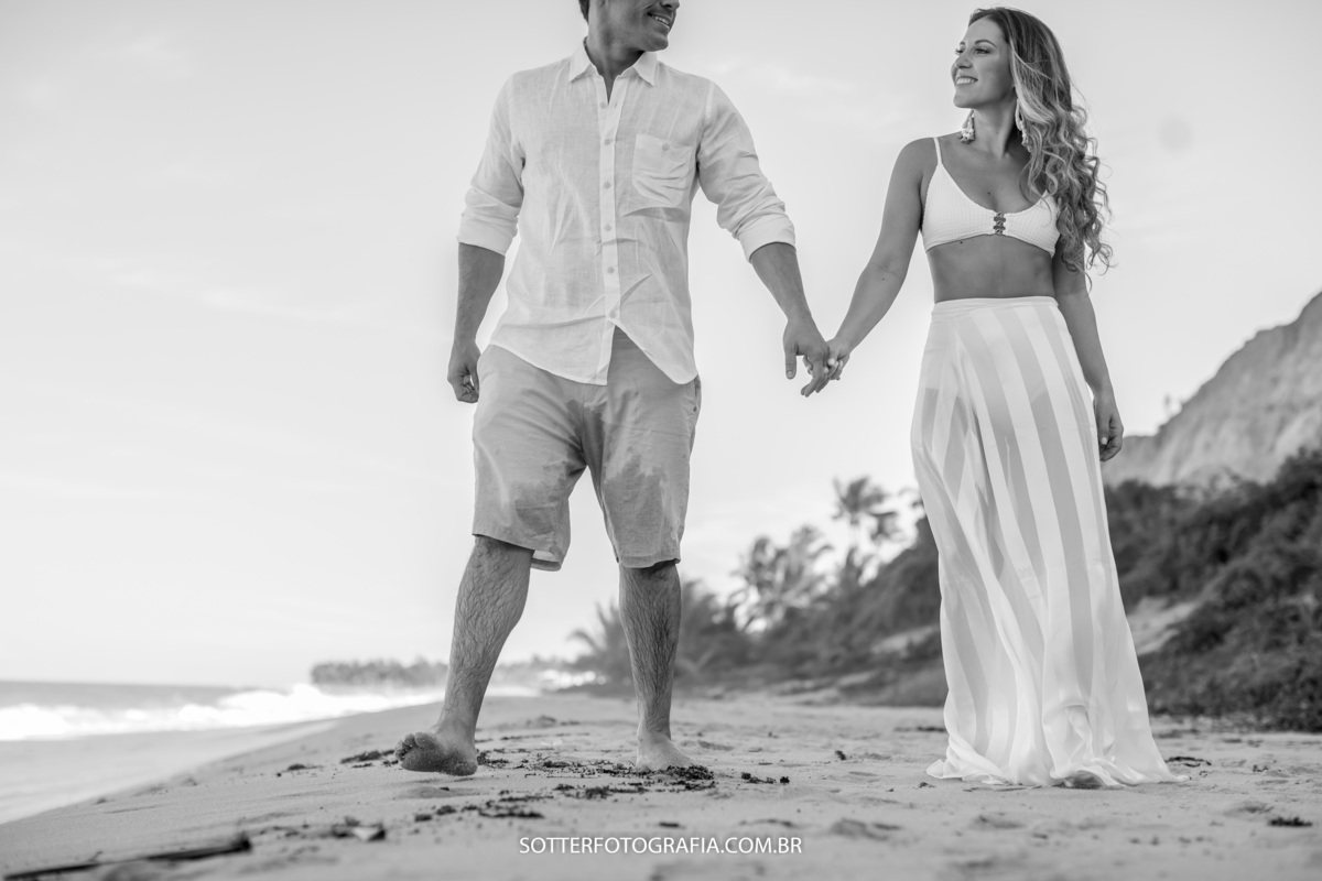 linda imagem na praia em um save the date em trancoso com sotter fotografia fotografo de casamento