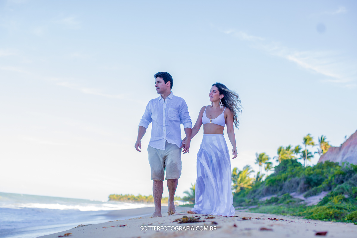 casal caminhando na areia da praia em trancoso com sotter fotografia fotografo de casamento
