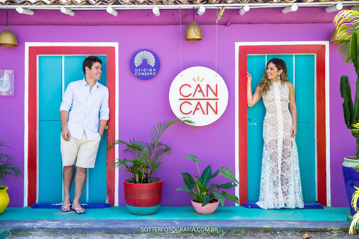 troca de olhares entre noivos em trancoso no ensaio sabe the date com sotter fotografia fotografo de casamento