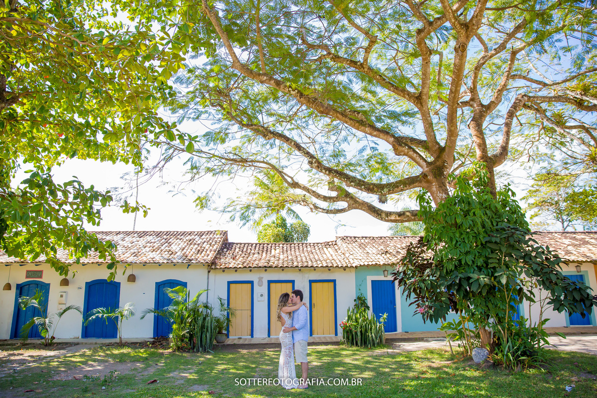 paisagem com arvores no quadrado de trancoso para um ensaio de casamento save the date 