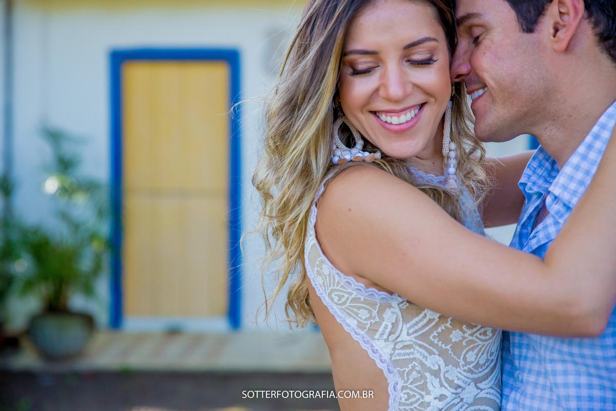 cheiro de amor entre casal em trancoso ensaio para o casamento 