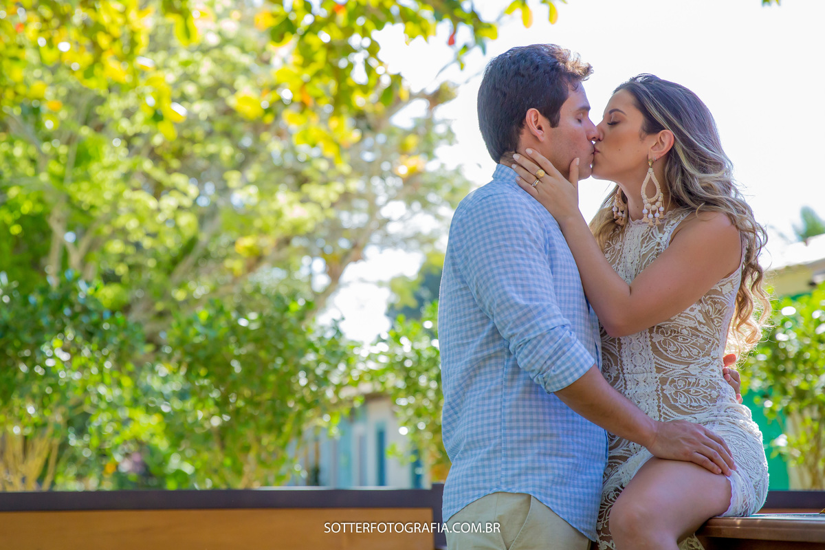 casal se beijando em um ensaio pre casamento em trancoso para os os fotografos sotter fotografia 