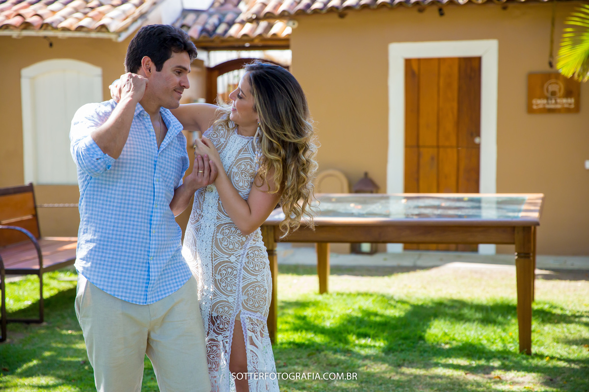 noiva interagindo com noivo em trancoso em um ensaio de casamento com sotter fotografia fotografo de casamento