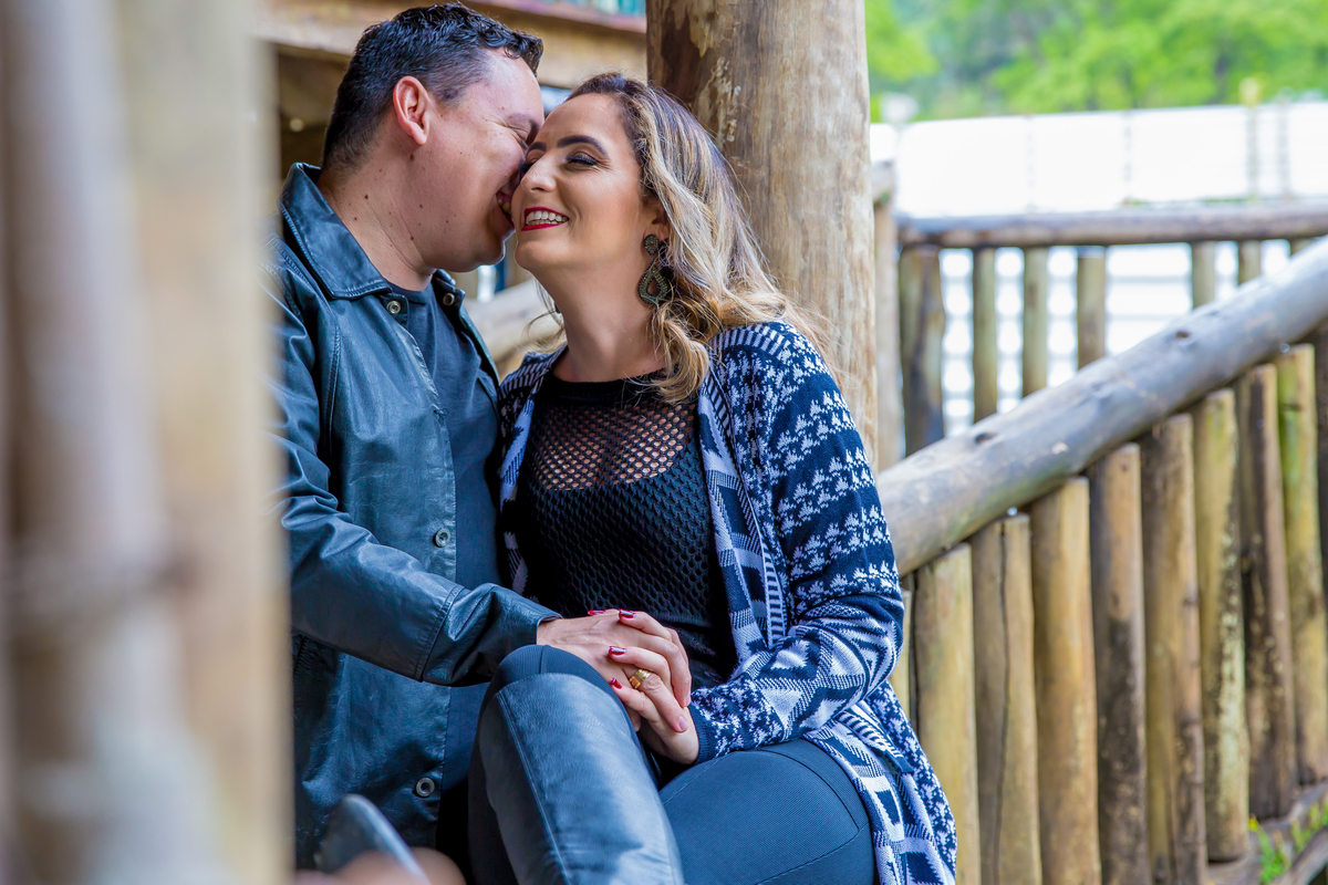 ensaio fotografico no espirito santo noivos sorrindo com a sotter fotografia 