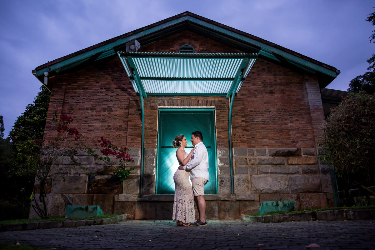 noivos abracados em um momento de ensaio fotografico pela sotter fotografia fotografos de casamento 