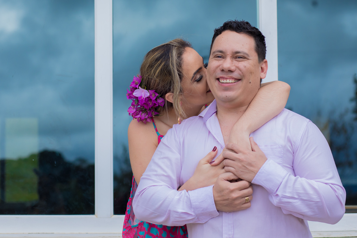 noivos felizes com ensaio fotografico dos noivos que irao casar na bahia pela sotter fotografia 