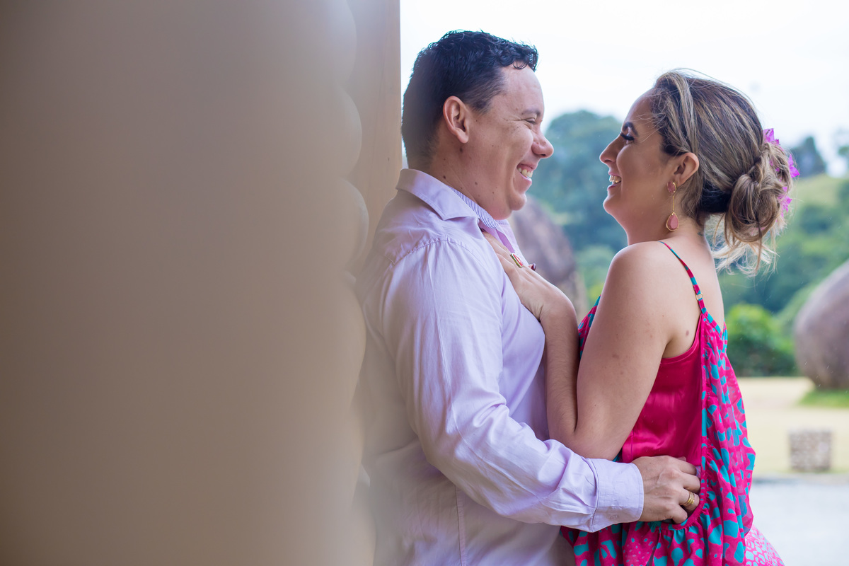 noiva sorrindo para noivo em save the date para ensaio de casamento da sotter fotografia 