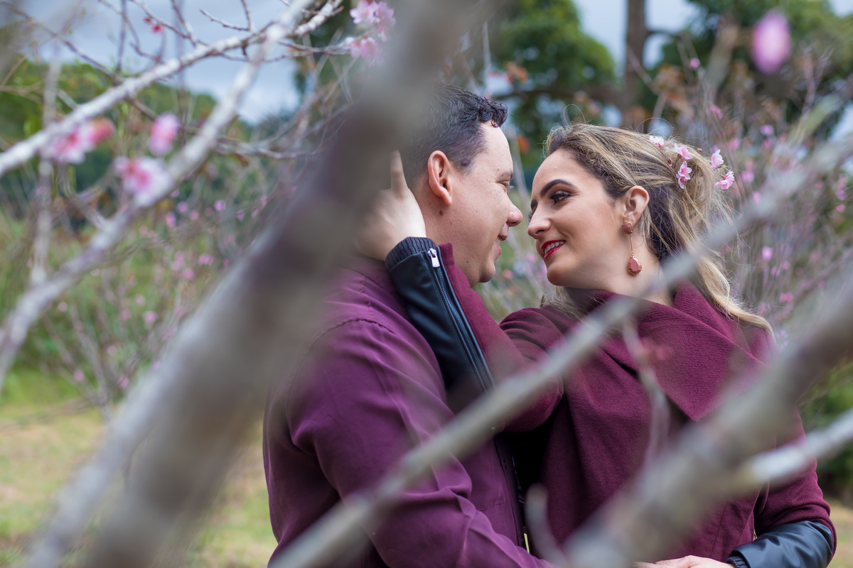 noiva acariciando noivo em ensaio pre casamento no espirito santo para casamento na bahia com a sotter fotografia 