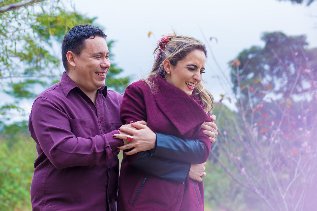 noivo sorridentes no ensaio para casamento para sotter fotografia no espirito santo 