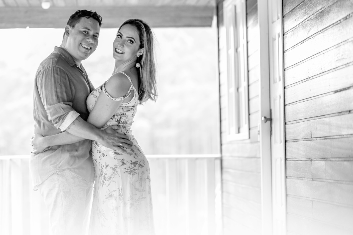 abraco de noivos realizado no espirito santo em um ensaio de casamento com noivos da sotter fotografia no espirito santo