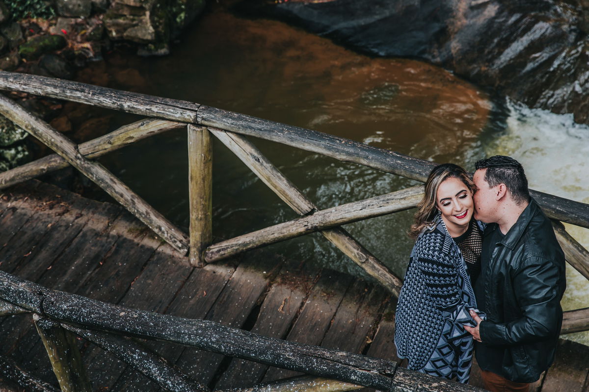 ensaio encima da ponte para o pre casamento dos noivos, noivo encantado pela noiva da sotter fotografia 